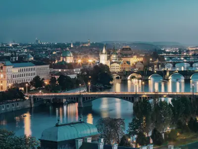 Panorama Pragi i mostów nad Wełtawą o zmierzchu