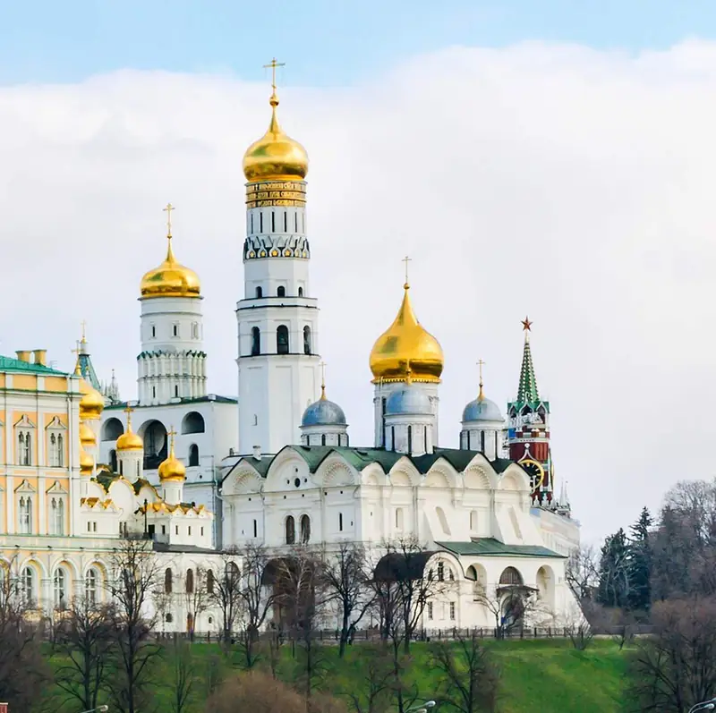Złote kopuły i dzwonnica Monasteru Nowodziewiczego w Moskwie