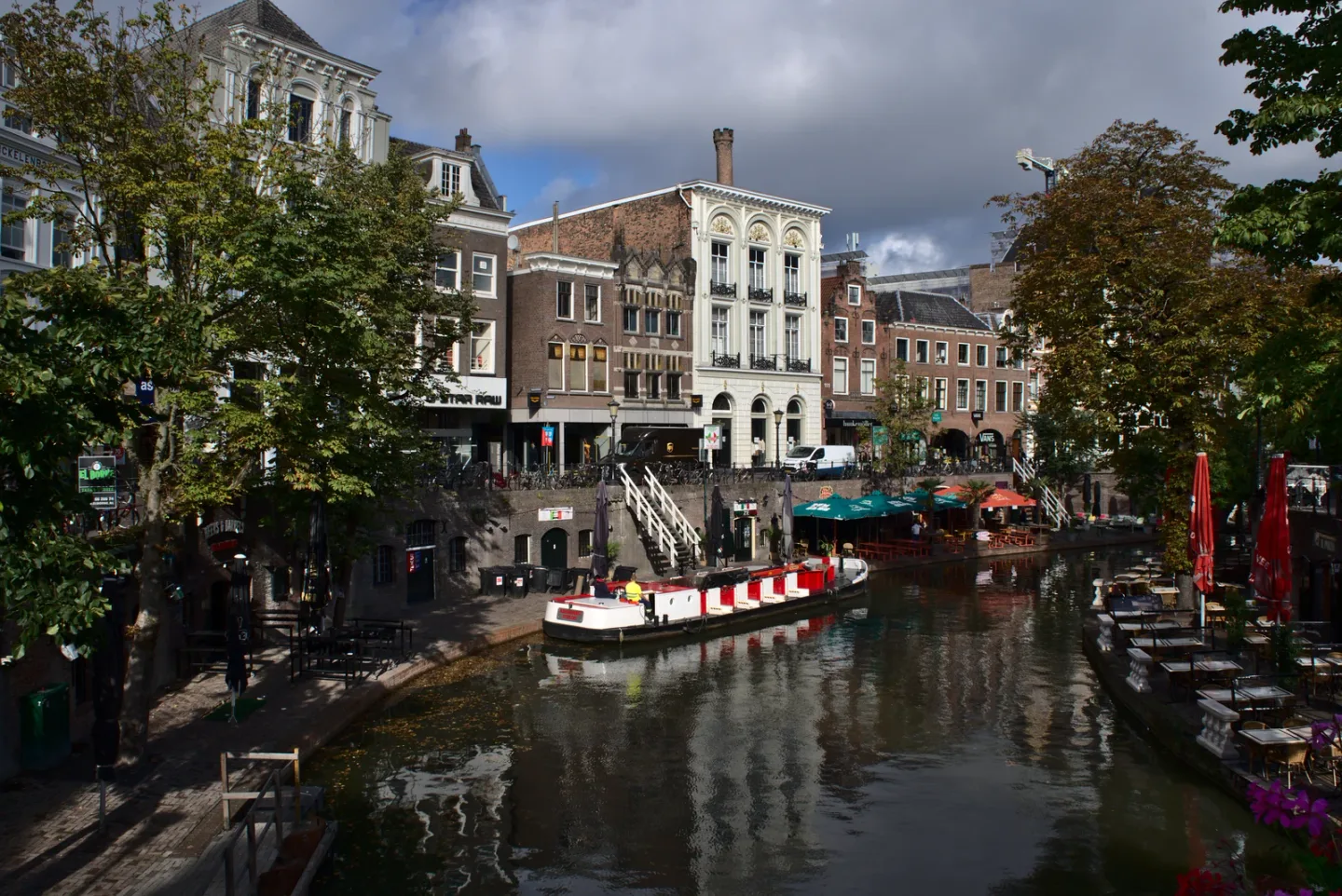 Kanał Oudegracht w okolicy Jansbrug w Utrechcie