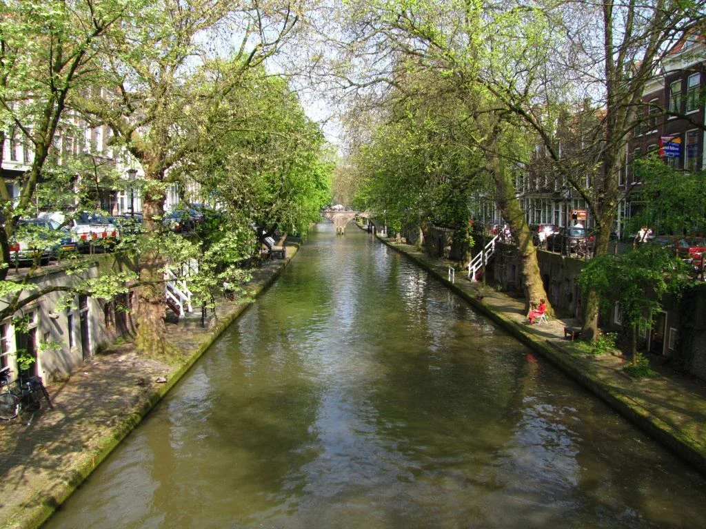 Kanał Oudegracht i nabrzeża położone poniżej ulicy