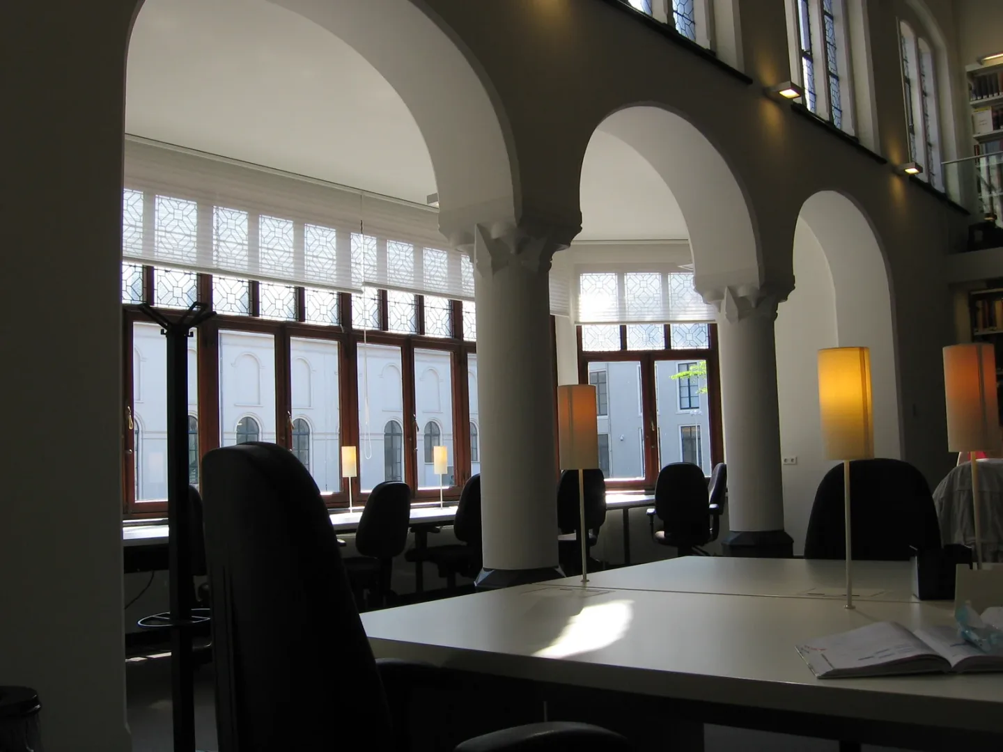 Wnętrze biblioteki uniwersyteckiej przy Drift z łukami i stanowiskami do pracy