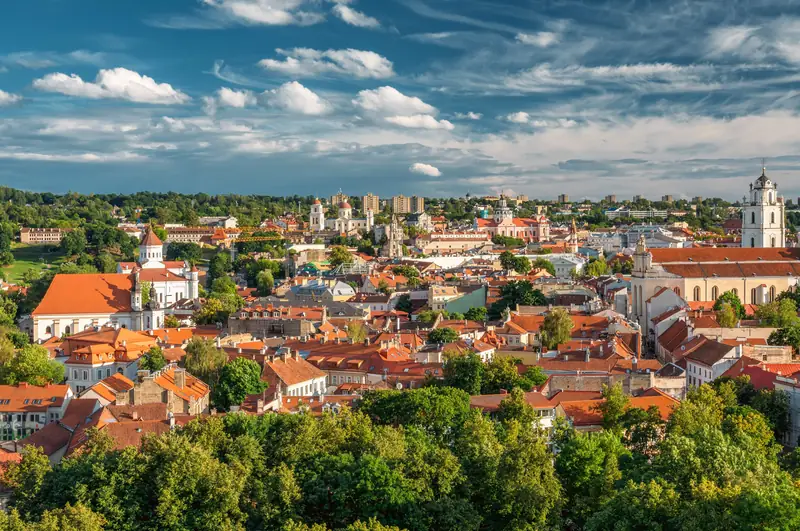 Panorama Wilna z czerwonymi dachami i wieżami kościołów