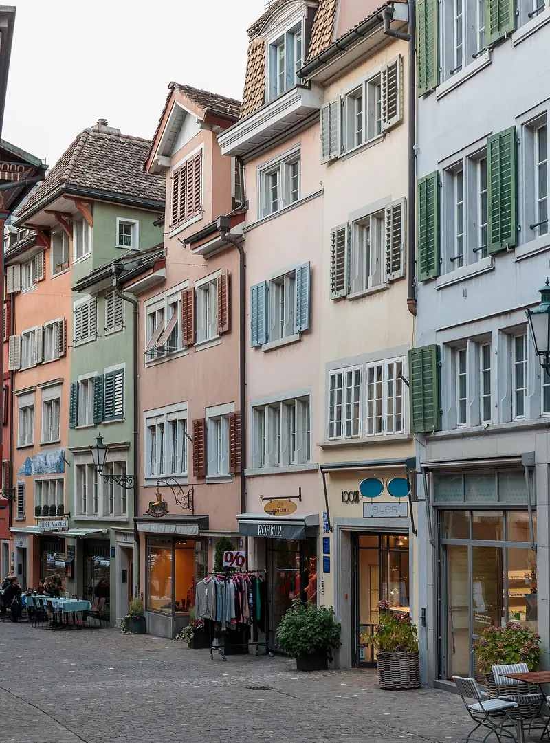 Kolorowe fasady kamienic przy Augustinergasse w Zurychu