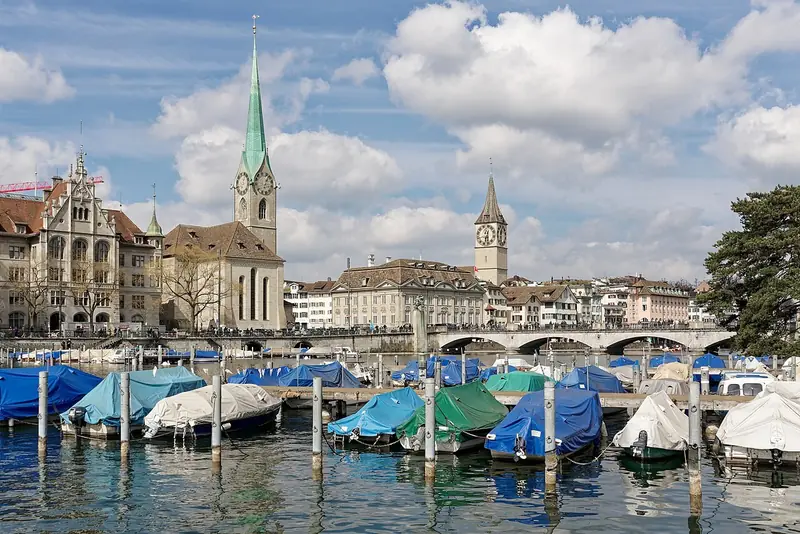 Fraumünster, most Münsterbrücke i wieża St. Peter nad wodą