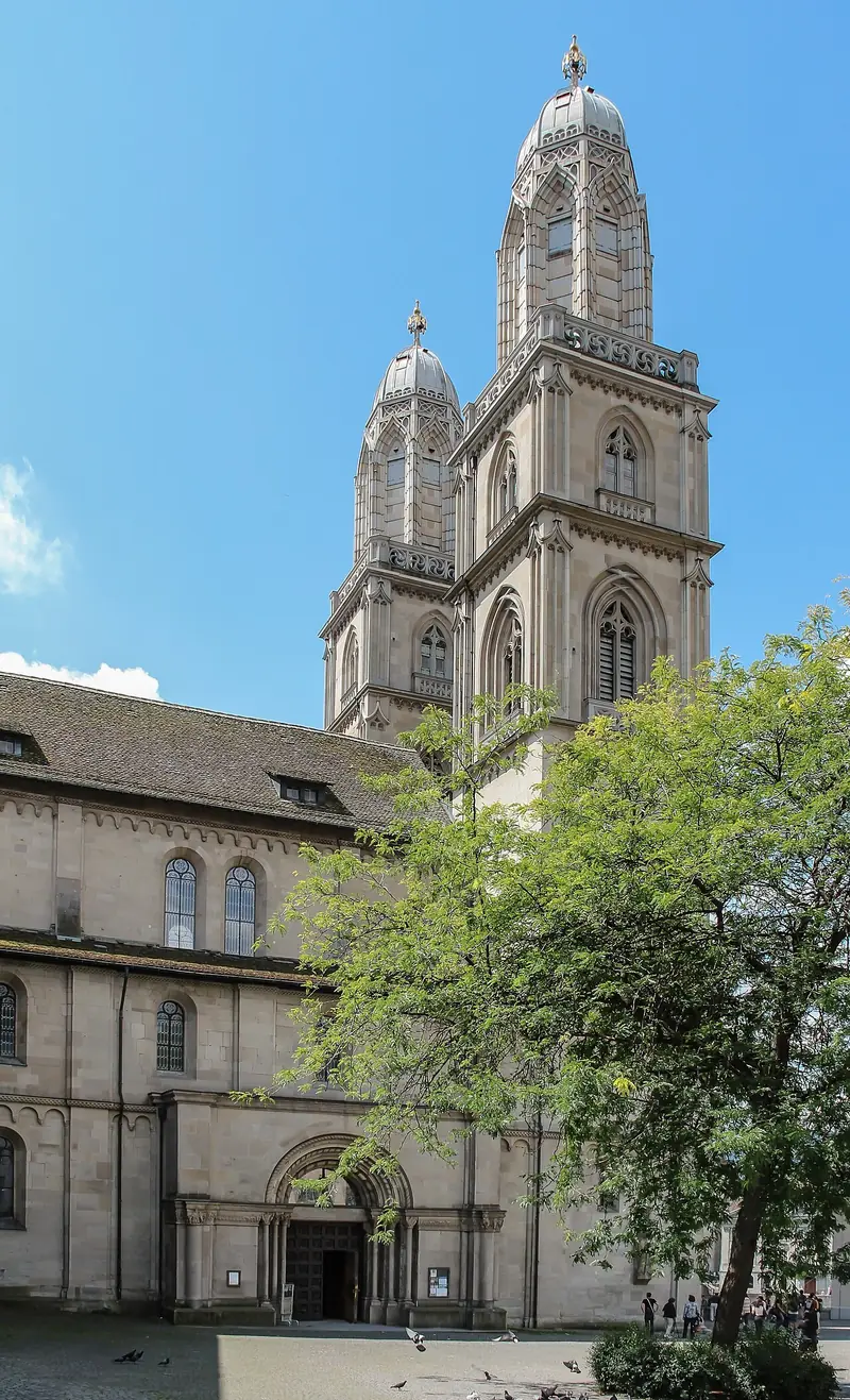 Wieże Grossmünster nad zabudową kościelną