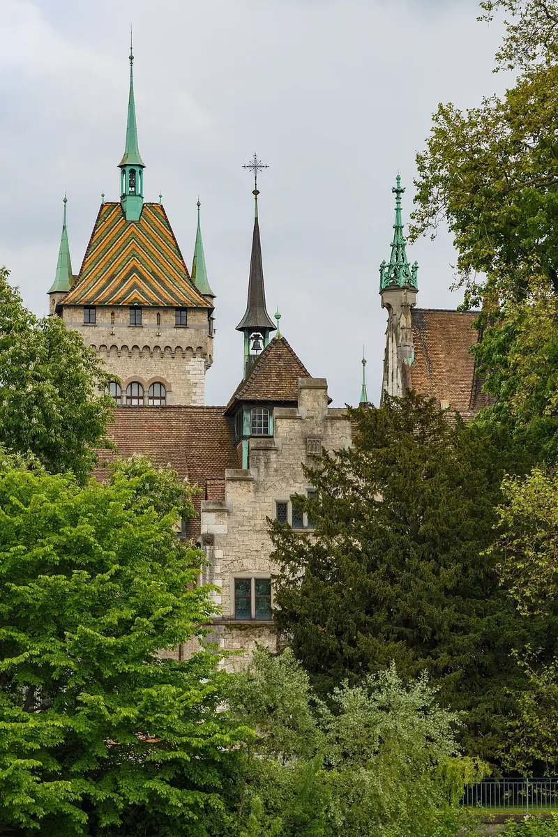 Wieża i historyzująca zabudowa Landesmuseum Zürich od strony parku