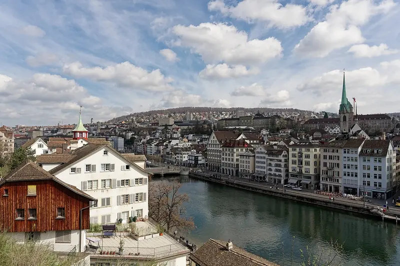 Limmat i prawobrzeżna zabudowa Zurychu oglądane z Lindenhof